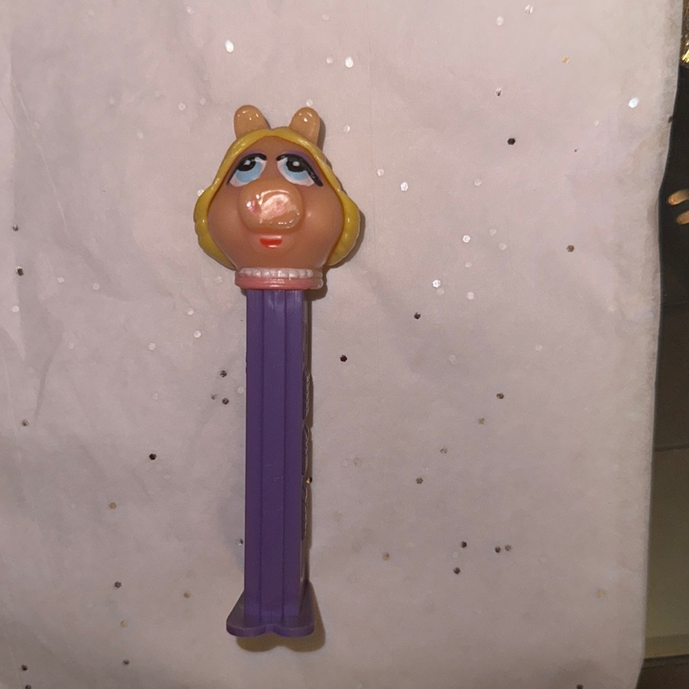 Vintage Muppets Miss Piggy PEZ Candy Dispenser, Footed, Cleaned.